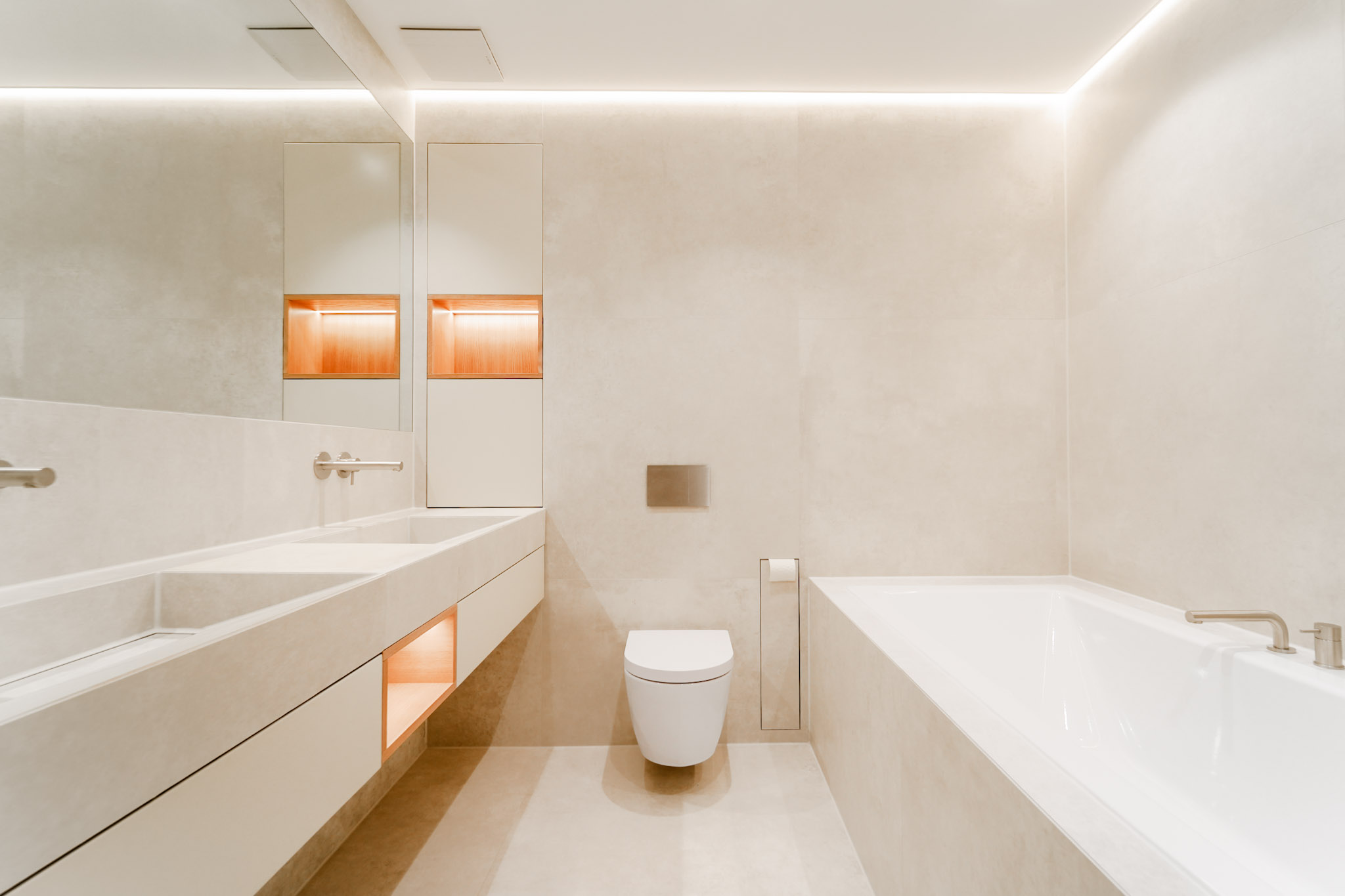 Modernes, elegantes Badezimmer mit luxuriösen Armaturen