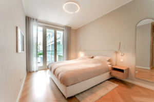 Ruhiges und komfortables Schlafzimmer mit luxuriösem Bett