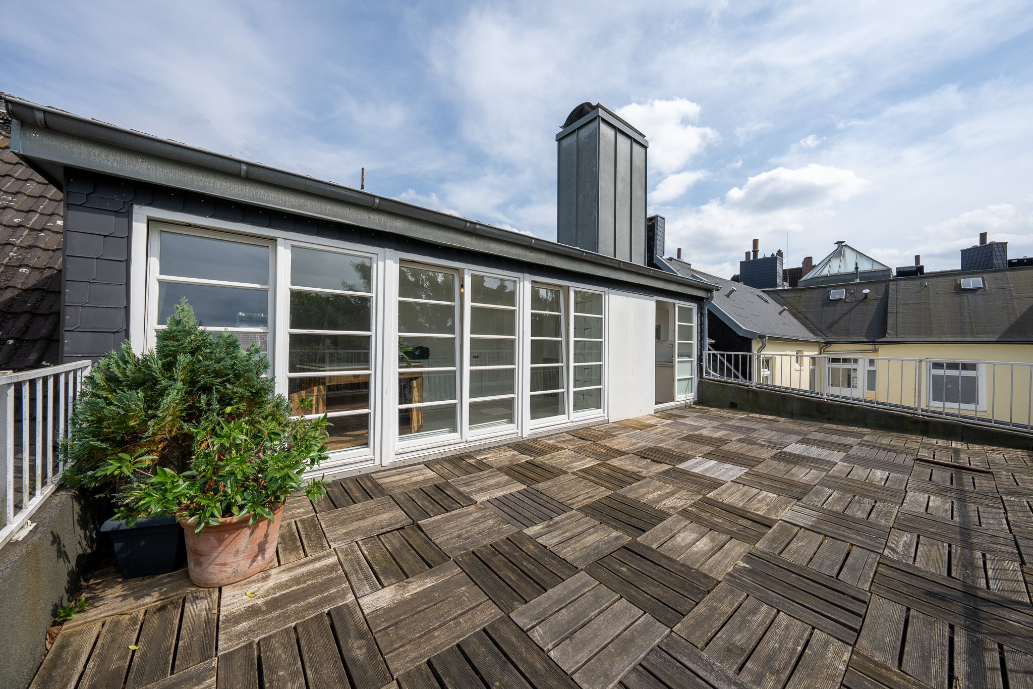 Die große Dachterrasse lädt zum Grillen mit der ganzen Familie ein